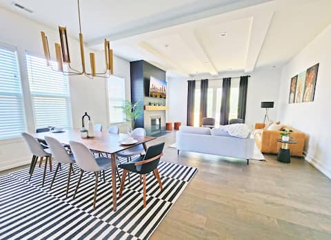 Spacious 8BR Duplex, Sleeps 20, Walk to Breweries