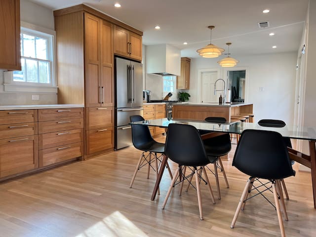 Charming Home in Knox/Henderson