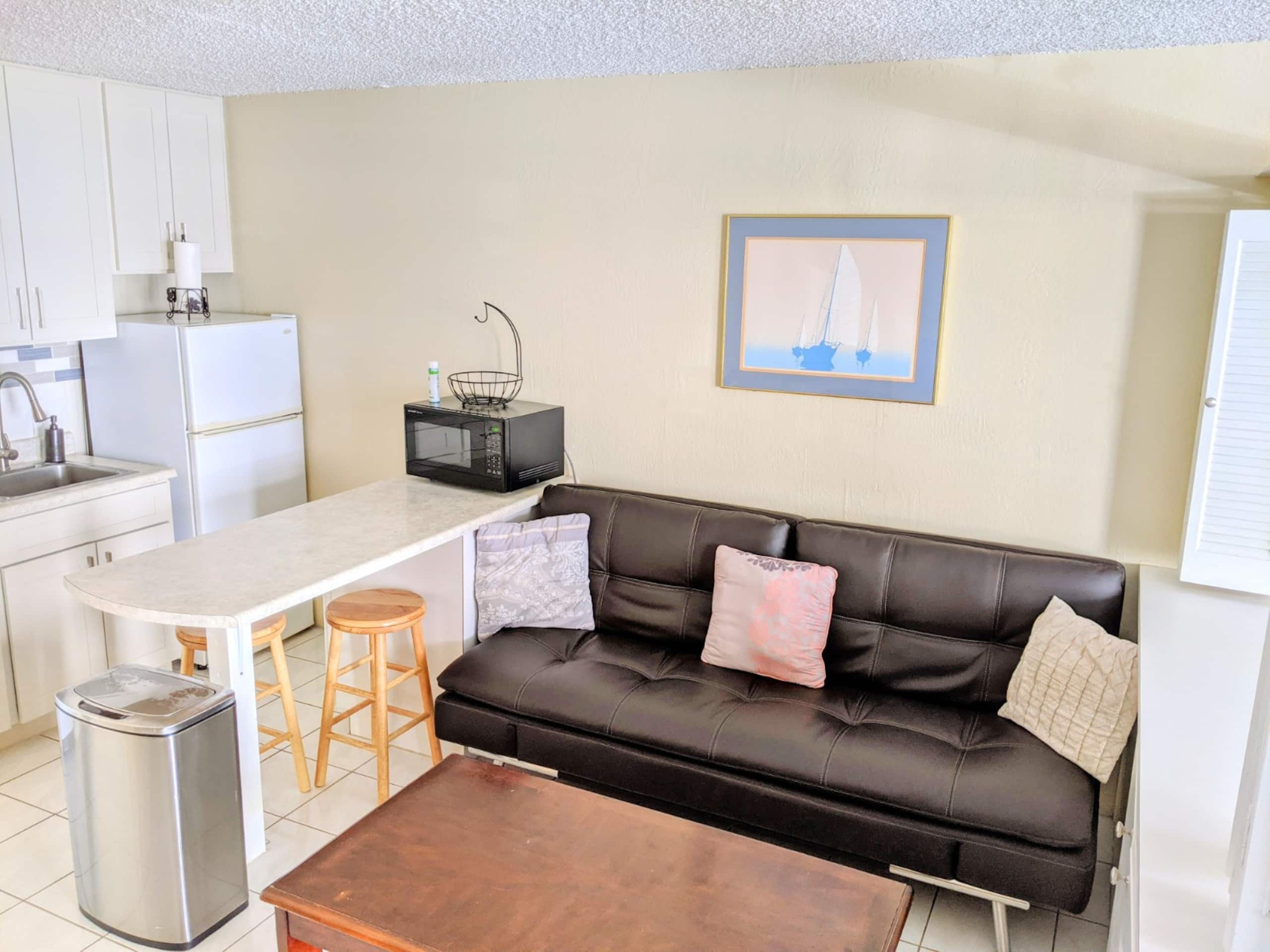 Condo in Honolulu · ★4.93 · 1 bedroom · 2 beds · 1 private bath - Image 2