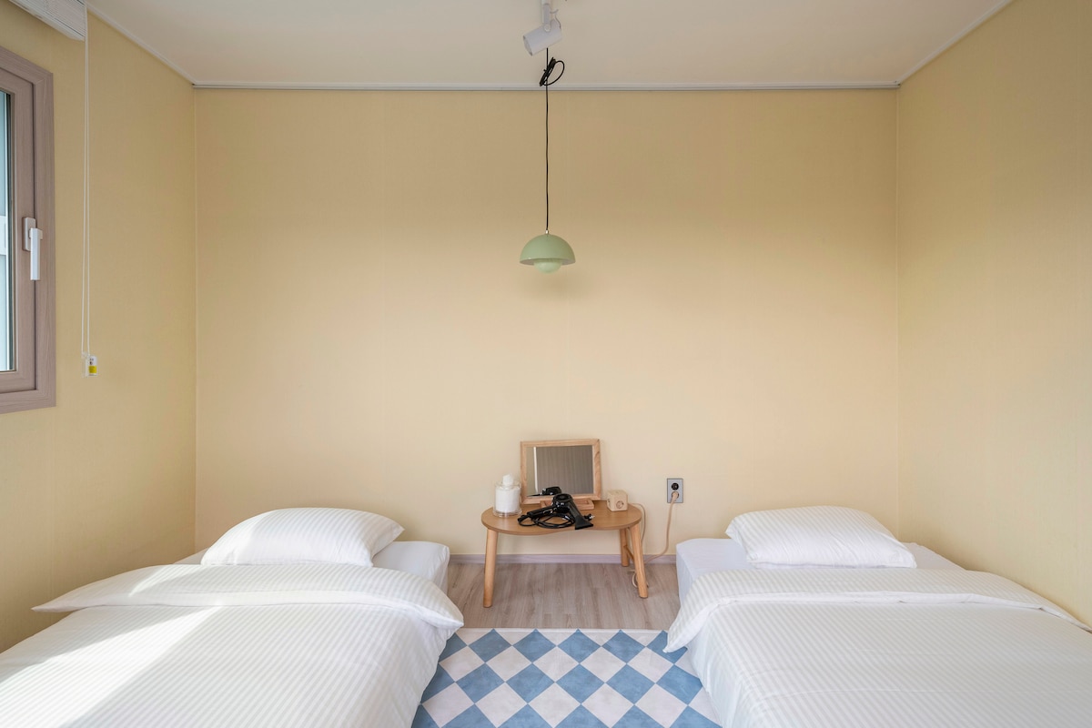 Esta es una vista de la habitación del segundo piso. Es una habitación bonita con luz verde.