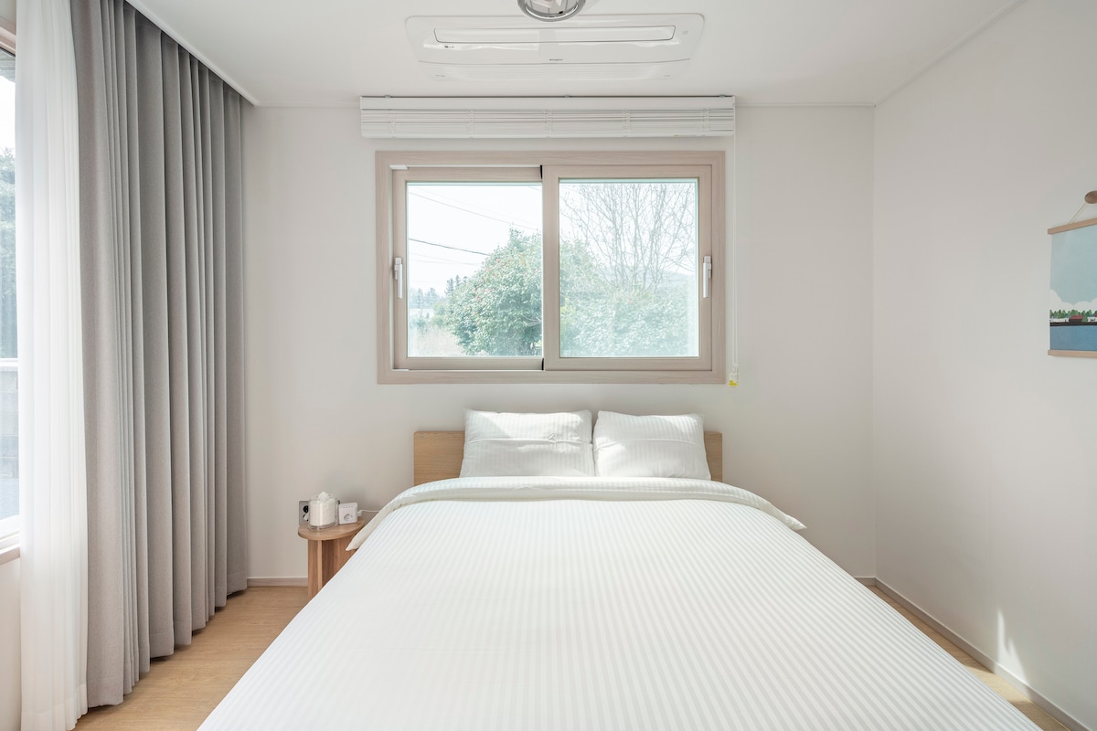 Esta es una vista de la habitación del primer piso. Esta habitación tiene inodoro.