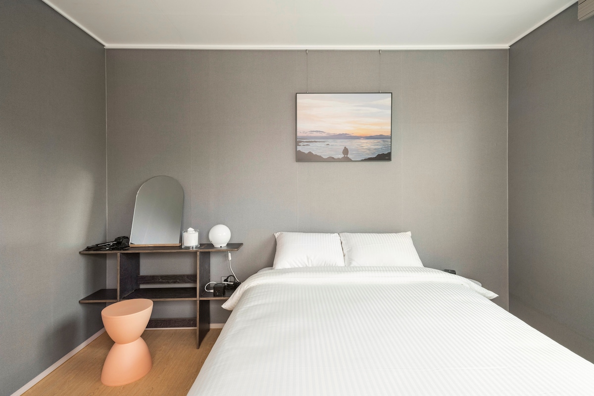 Esta es la habitación del primer piso. ¿Por qué no te relajas aquí?