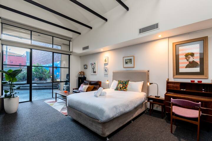 Fitzroy’s 3BR Luxury Retreat gallery image 2
