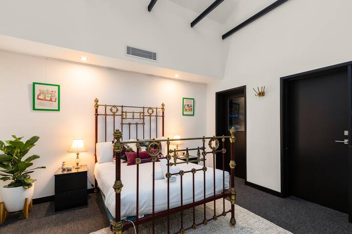 Fitzroy’s 3BR Luxury Retreat gallery image 4