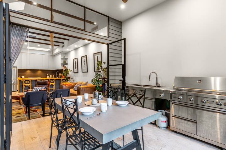 Fitzroy’s 3BR Luxury Retreat gallery image 5