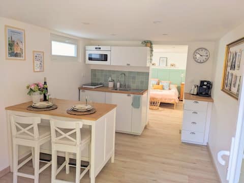 Cozy and independent basement studio