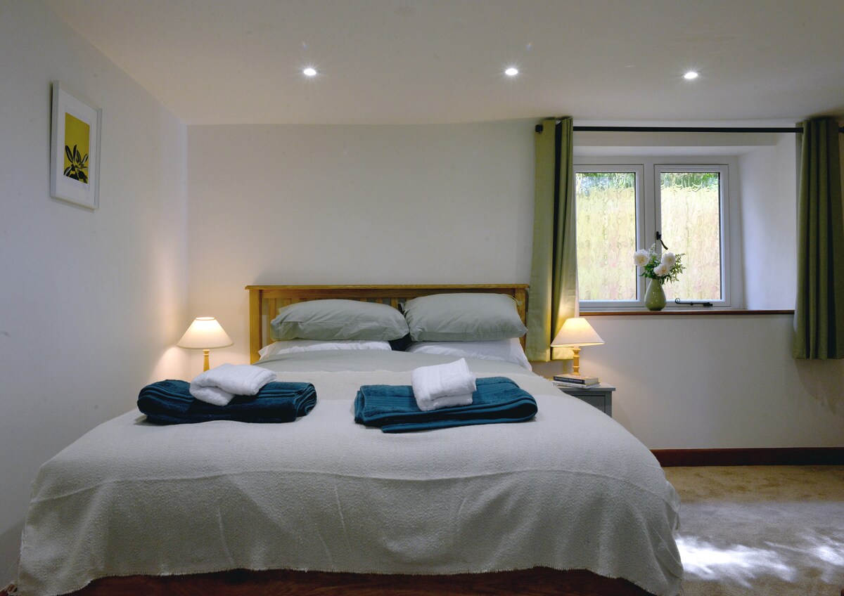 Много удобни легла с двойно легло king size в основната спалня и двойно легло във втората спалня.