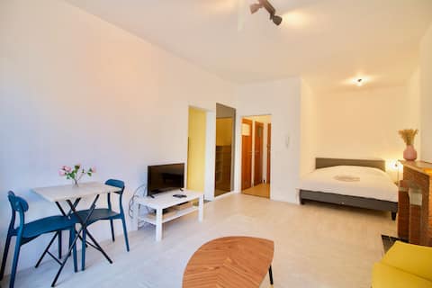Popular Airbnb listing: Splendid & renovated studio in Saint Josse Ten Noode Sint Joost Ten Node