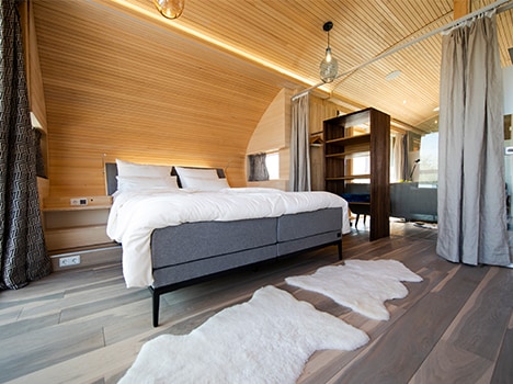 Chambre avec lits longs et télévision surdimensionnée