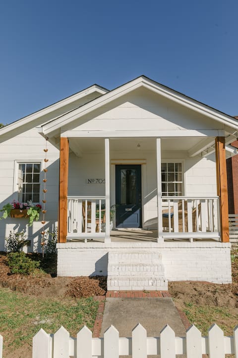 The Cozy Cottage on West