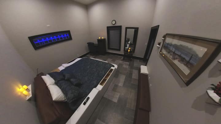 Cama tamaño king en el segundo piso con silla masajeadora