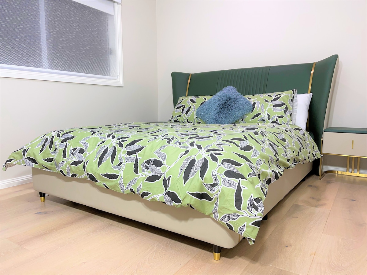 ห้องนอนที่สองพร้อมเตียงหนังสุดหรู