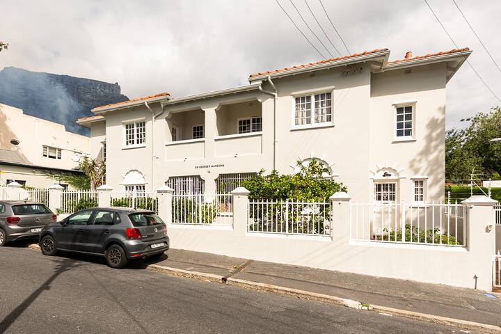 Charming apartment Private garden Peaceful Central gallery image 4