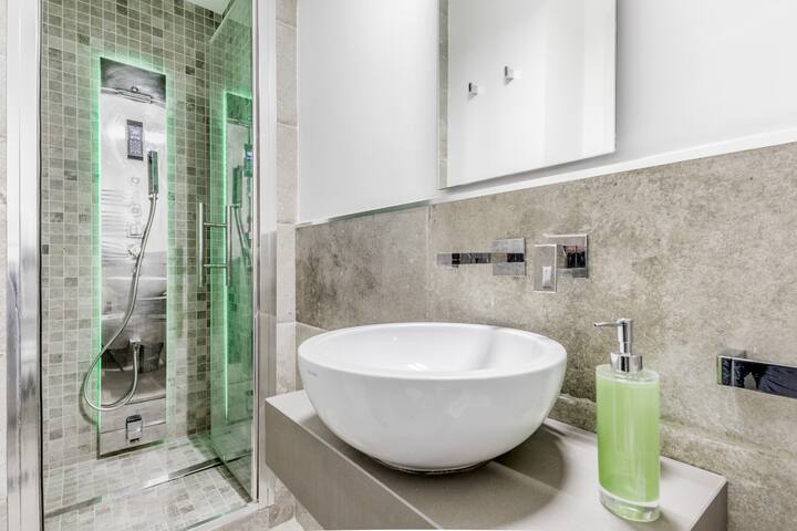 TH Trastevere Luxury-S.Cosimato Rome 2bd-2bt gallery image 4