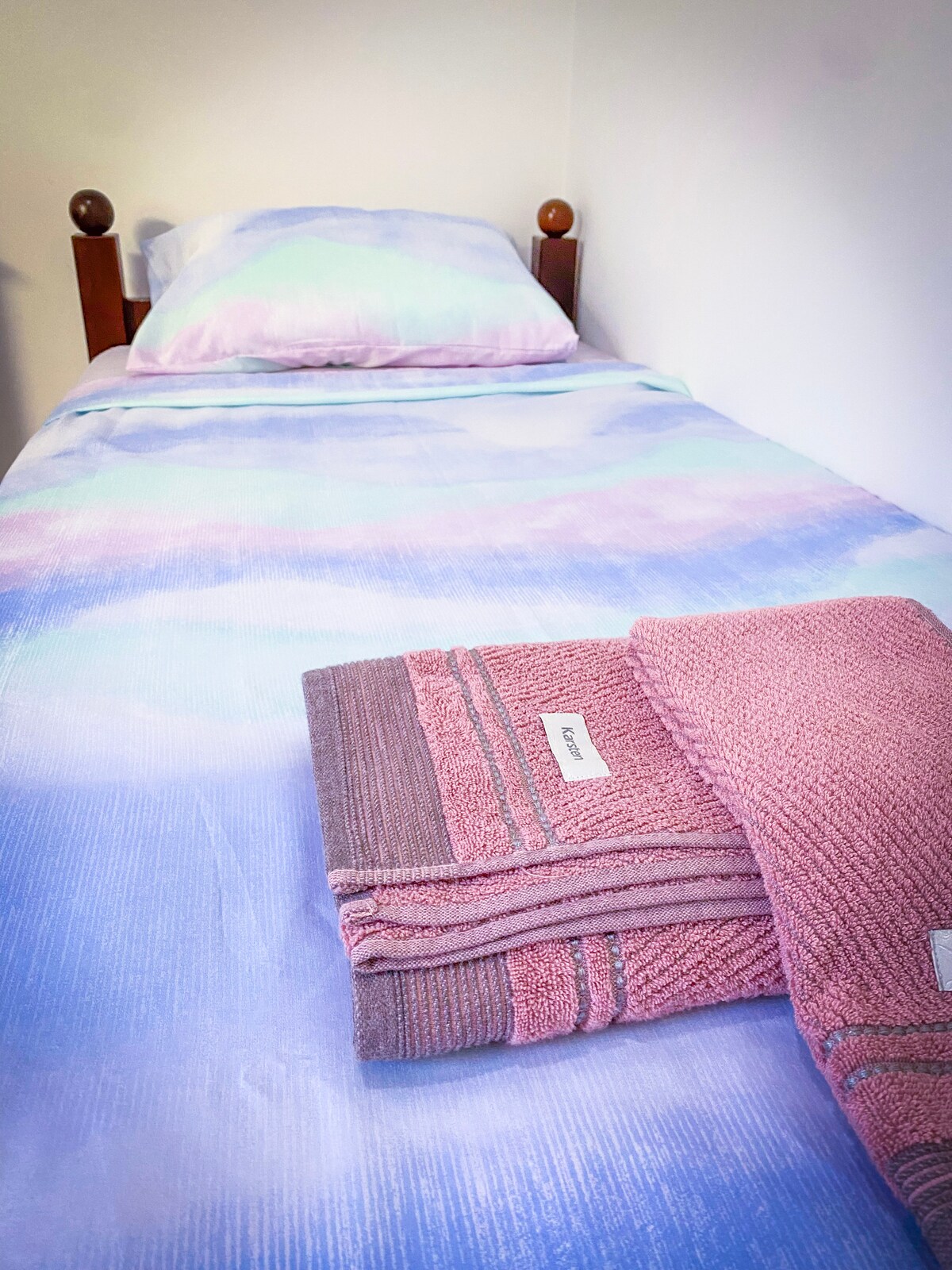 双人床卧室和带镜子的衣柜