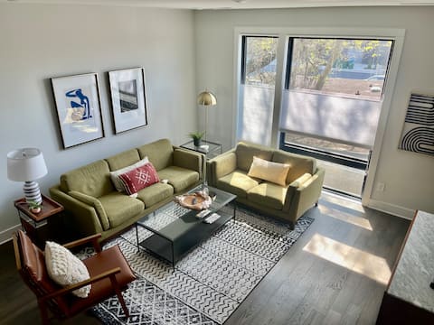 Top Airbnb: Location! Private Rooftop, Luxury Near BOA Stad in Second Ward