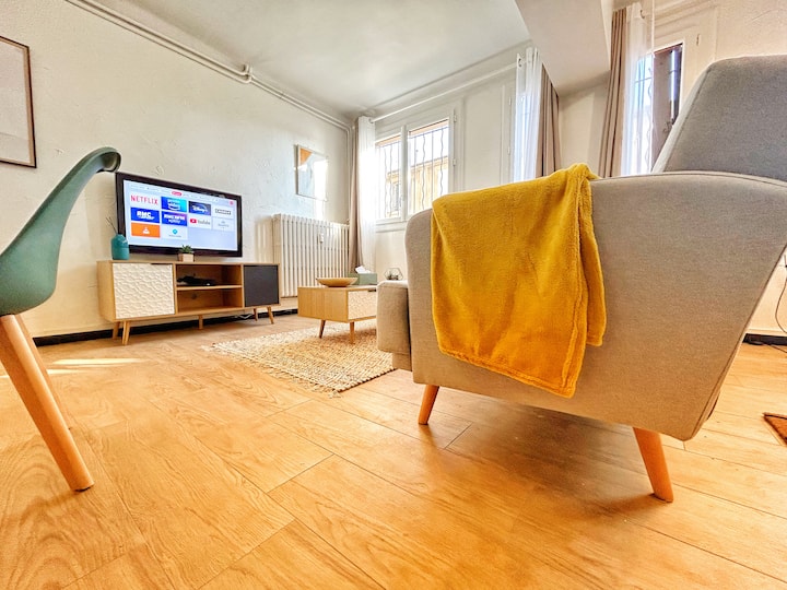 Wohnzimmer mit Zugang zu Netflix-Apps, Bonus…(nach Ihren Abonnements)