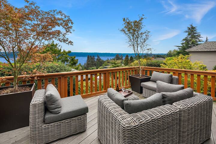 Mt. Rainier Luxury View Home gallery image 4