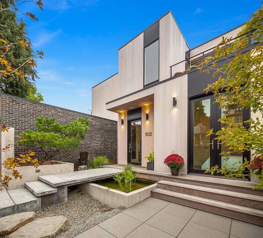 Mt. Rainier Luxury View Home gallery image 2