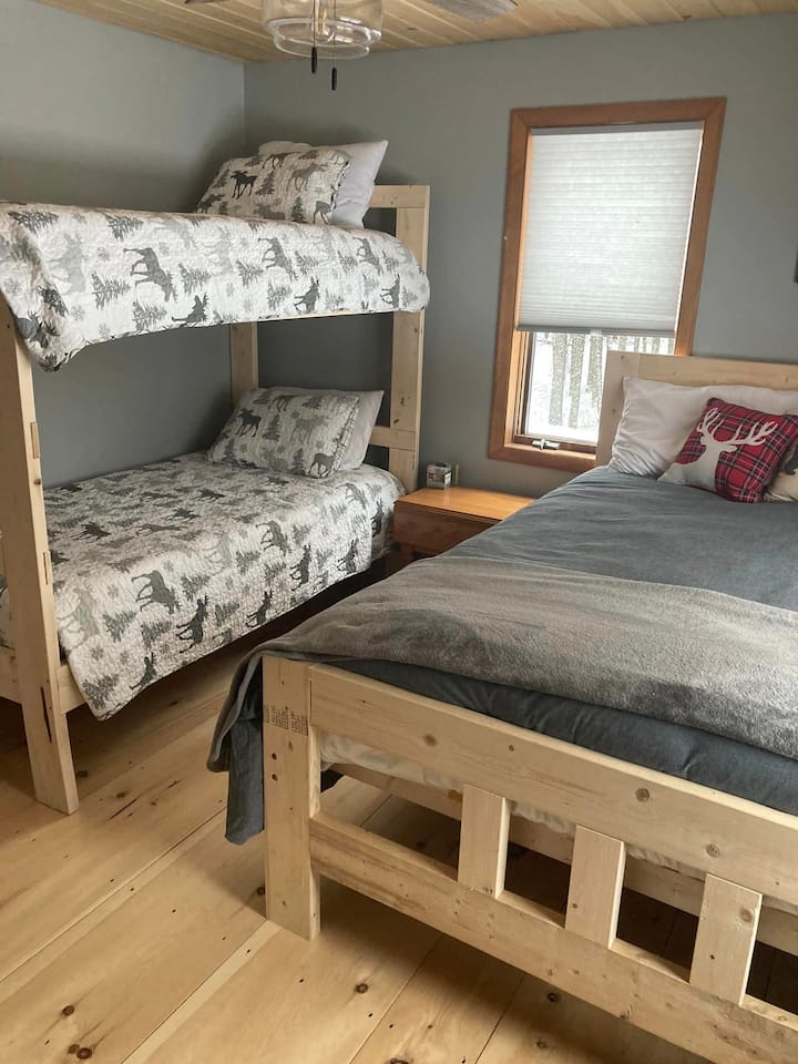 Druga spavaća soba, dva xl kreveta na kat, jedan bračni krevet (1,6x2)