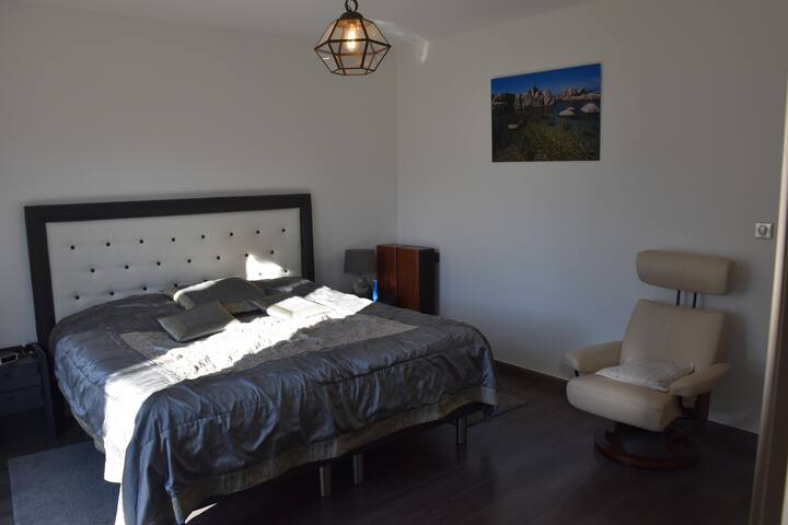 Chumba kikubwa cha wazazi kwenye ghorofa ya chini kinachotoa N/O, na magodoro 2 ya kujitegemea ya mwelekeo wa sentimita 90x190. Aina ya sakafu ya Parquet. Kabati lililo karibu. Karibu, bafu na choo + choo cha ziada cha kujitegemea karibu. Samani za chini zilizo karibu na rafu ya nguo