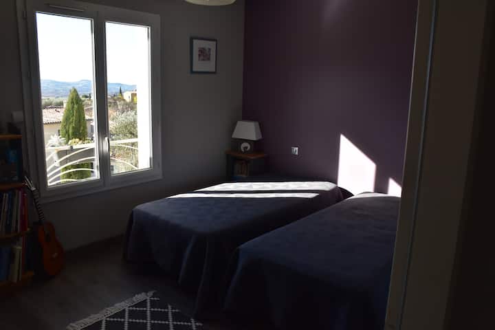 Chumba No.2 ghorofani  na kabati kubwa la nguo. Ghorofa ya juu, bafu na choo cha kujitegemea. Mwonekano wa Nyons kutoka dirishani. Sakafu na kabati lenye milango ya kuteleza