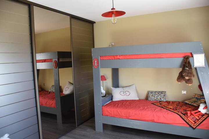 Chumba Na.3 kwa watoto au  vijana wazima. Vitanda vya ghorofa vya Miliboo. Makabati ya kuteleza yanayofikika. Kifuniko cha sakafu. Meza inapatikana