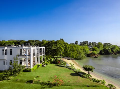 Eight Bedroom Villa on the Sea