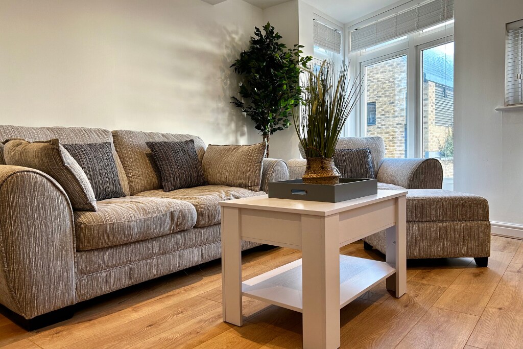 Top Airbnb: Whitstable Townhouse With Parking in Chestfield
