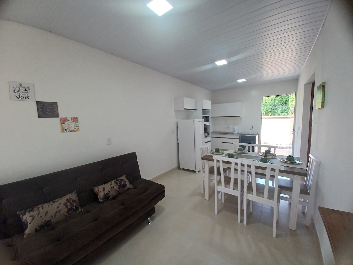 Dnevni boravak s povezanim kuhanjem 