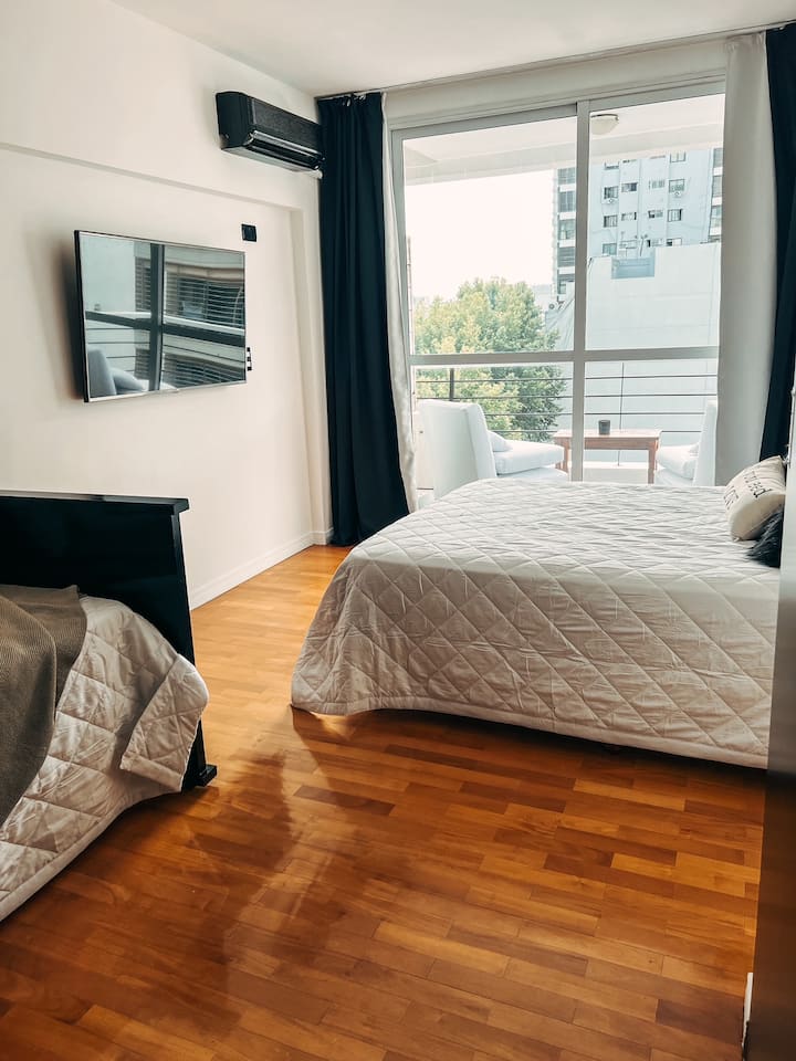 מיטה זוגית + מיטה נוספת עם מיטת עגלה למטה, טלוויזיה ומרפסת עם אור טבעי. מושלם למשפחות, חברים או נוודים דיגיטליים 