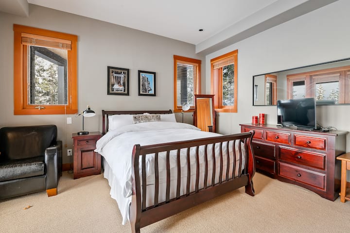 Bedroom 7- has a queen bed with an ensuite bathroom and shower. Direct access to the hot tub.