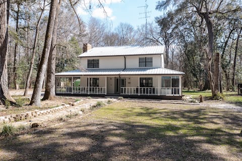 Farmhouse Woodland Retreat on 17 Acres