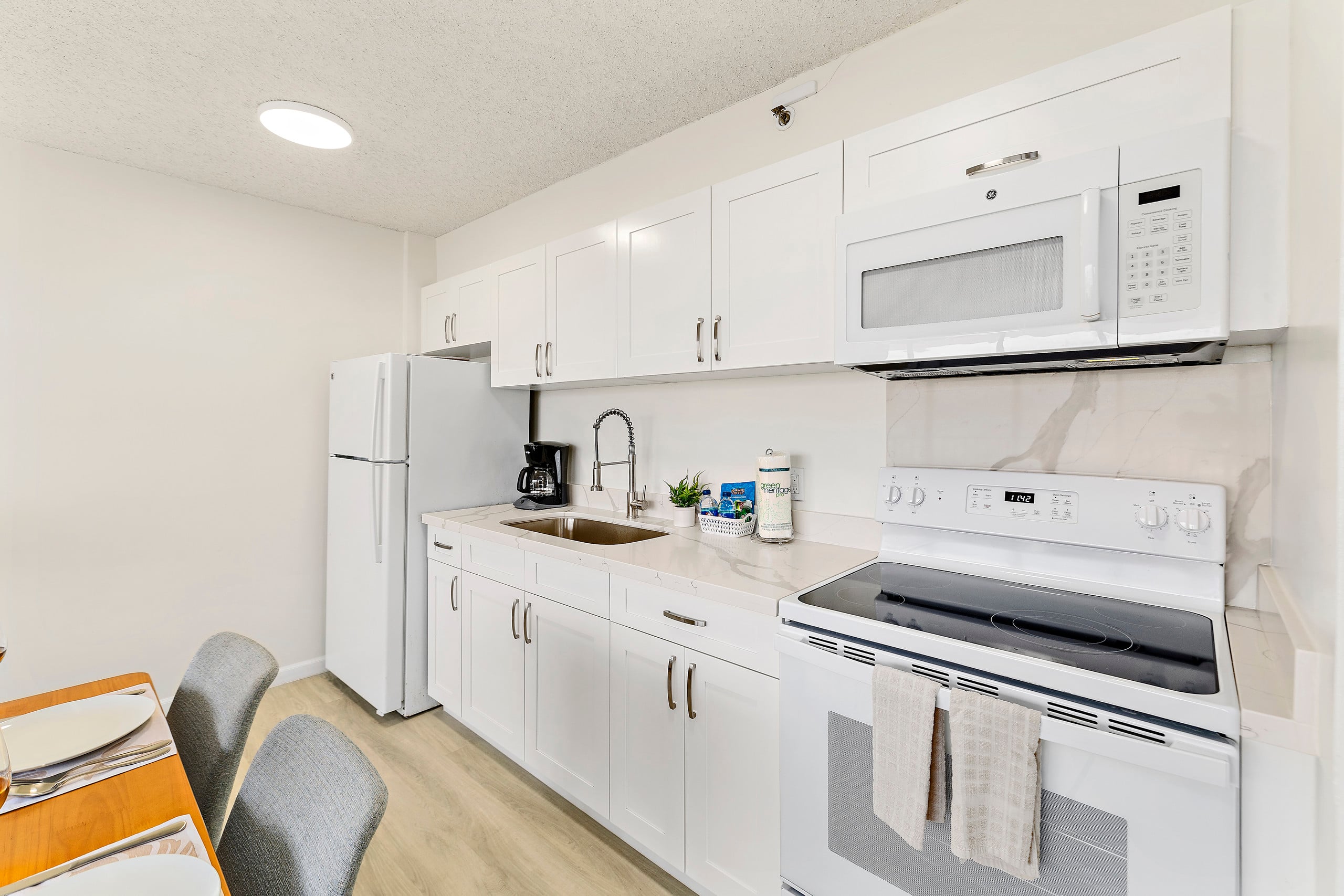 Condo in Honolulu · ★4.79 · 1 bedroom · 3 beds · 1 private bath - Image 9