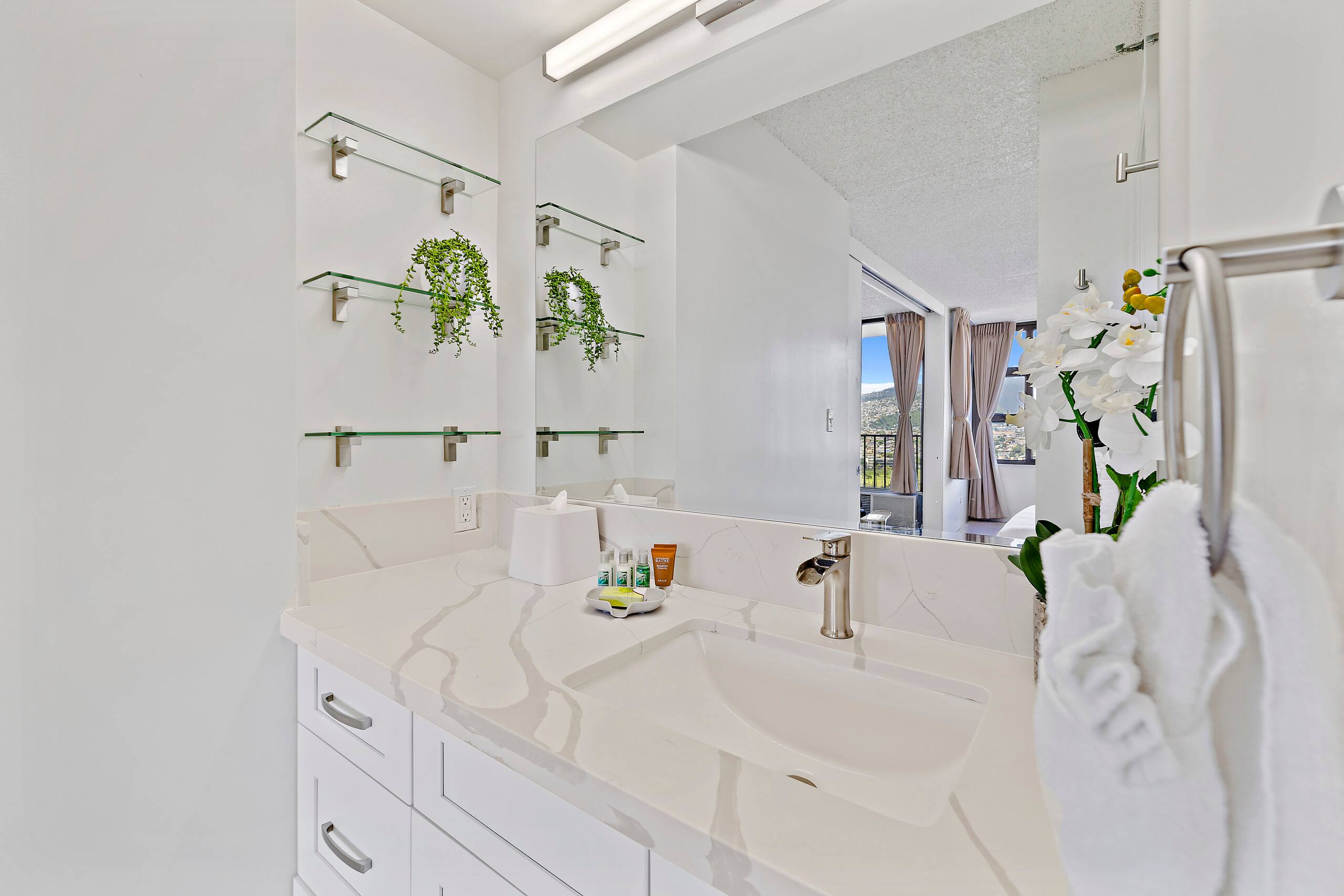 Condo in Honolulu · ★4.79 · 1 bedroom · 3 beds · 1 private bath - Image 17