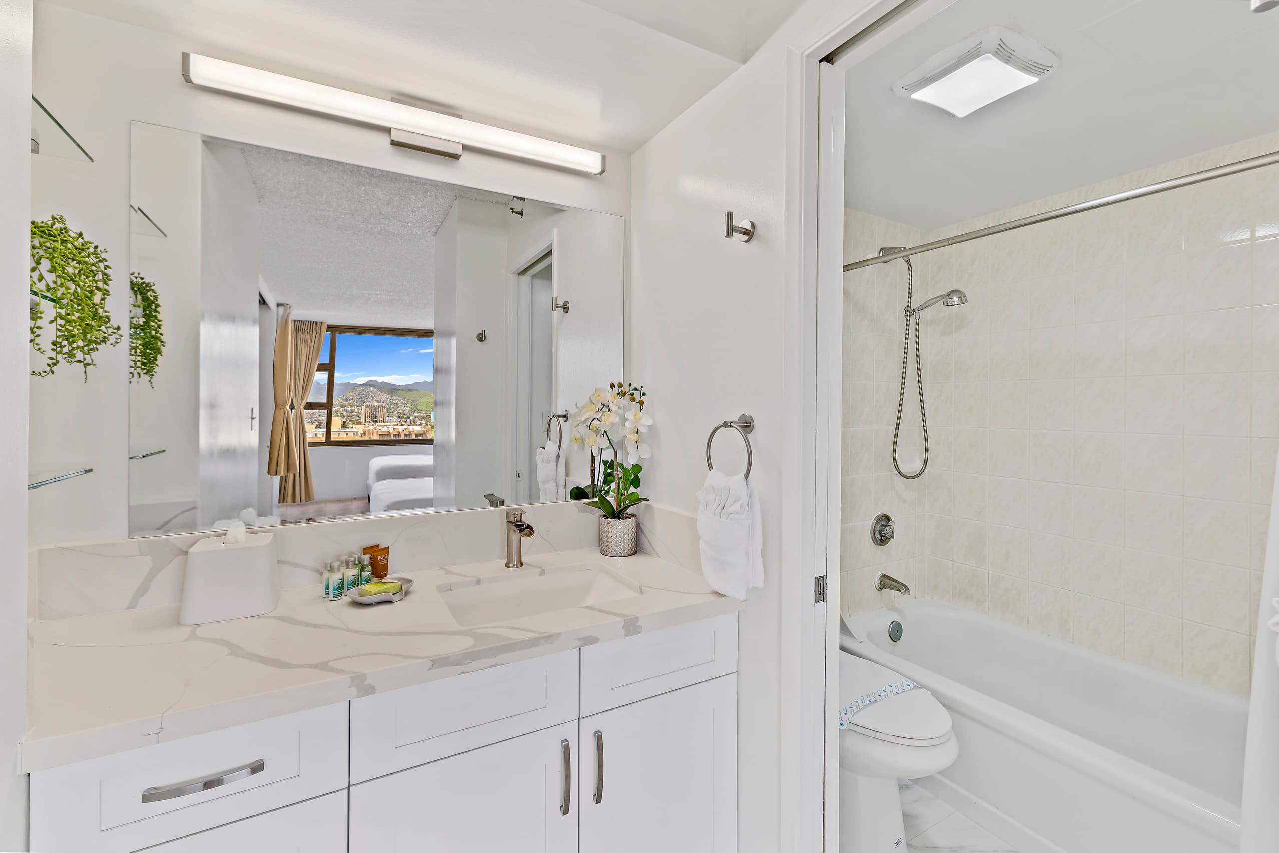 Condo in Honolulu · ★4.79 · 1 bedroom · 3 beds · 1 private bath - Image 16