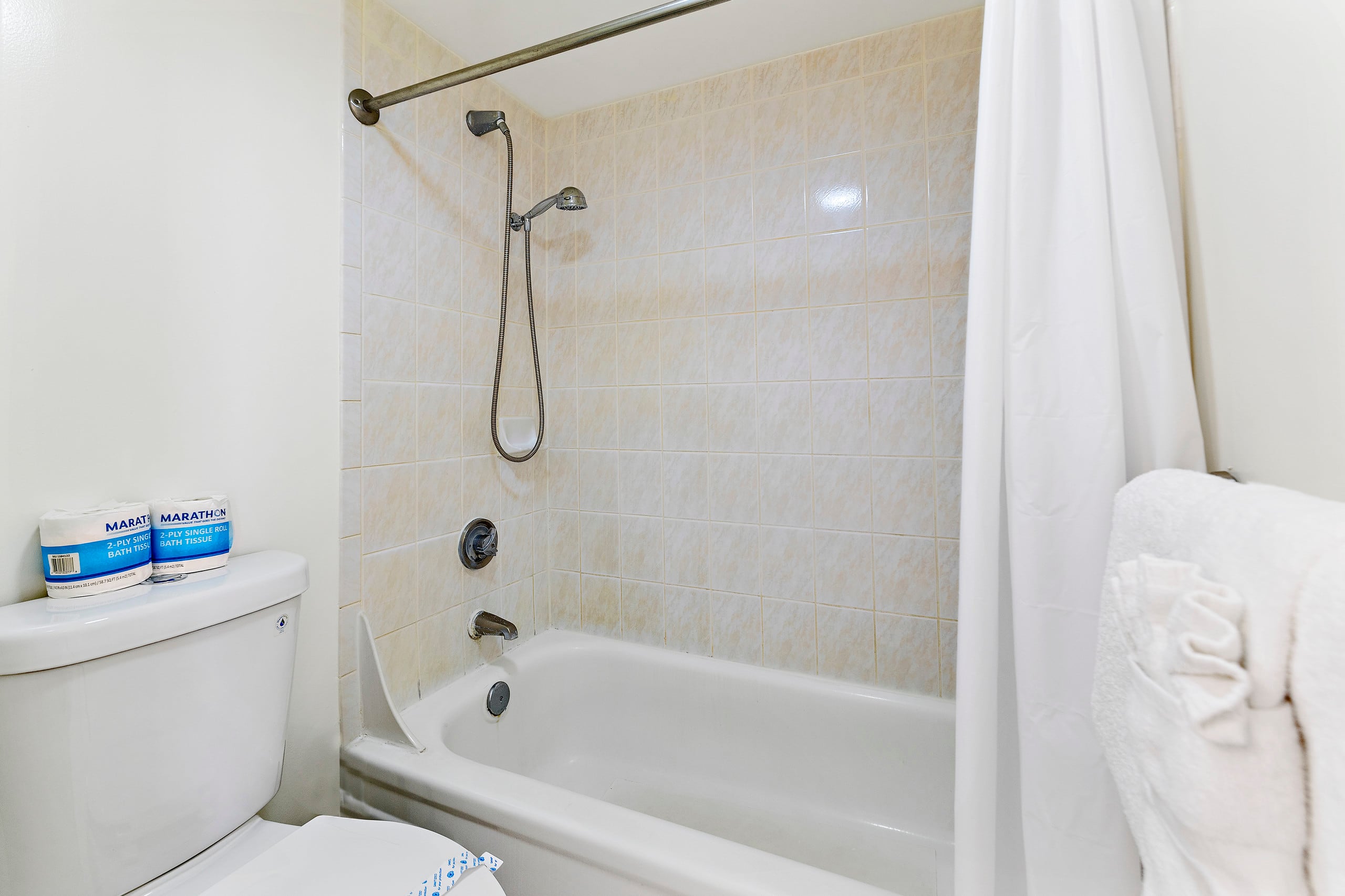 Condo in Honolulu · ★4.79 · 1 bedroom · 3 beds · 1 private bath - Image 18