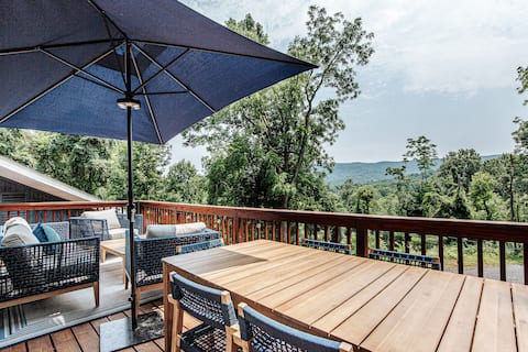 10 acre mountain retreat w/hot tub and sauna