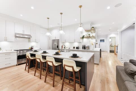 Luxury Corner - New 7BR, AC, King Bed, Sleeps 15