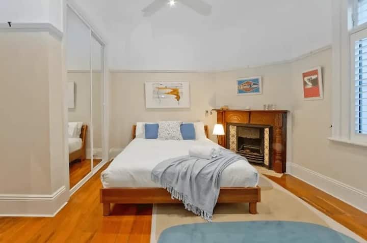 Vyumba vyetu vya kulala vizuri vina kitanda kizuri cha malkia, kinachofaa kwa usingizi wa usiku wa kupumzika baada ya siku moja ufukweni. Chumba hicho kimepambwa kwa uangalifu na lafudhi za kisasa na rangi za kutuliza ambazo huunda mazingira ya utulivu na ya kupumzika.