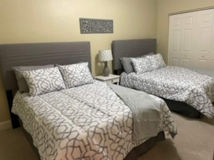 2e slaapkamer met twee tweepersoonsbedden en volledige badkamer