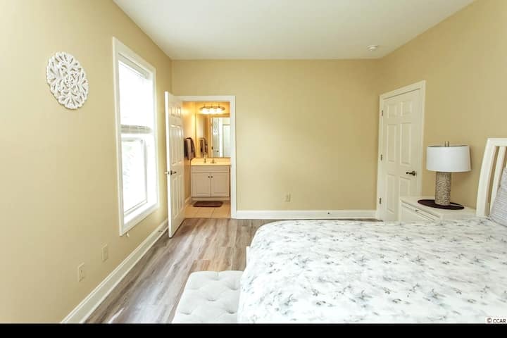 3e slaapkamer queensize bed en volledige badkamer