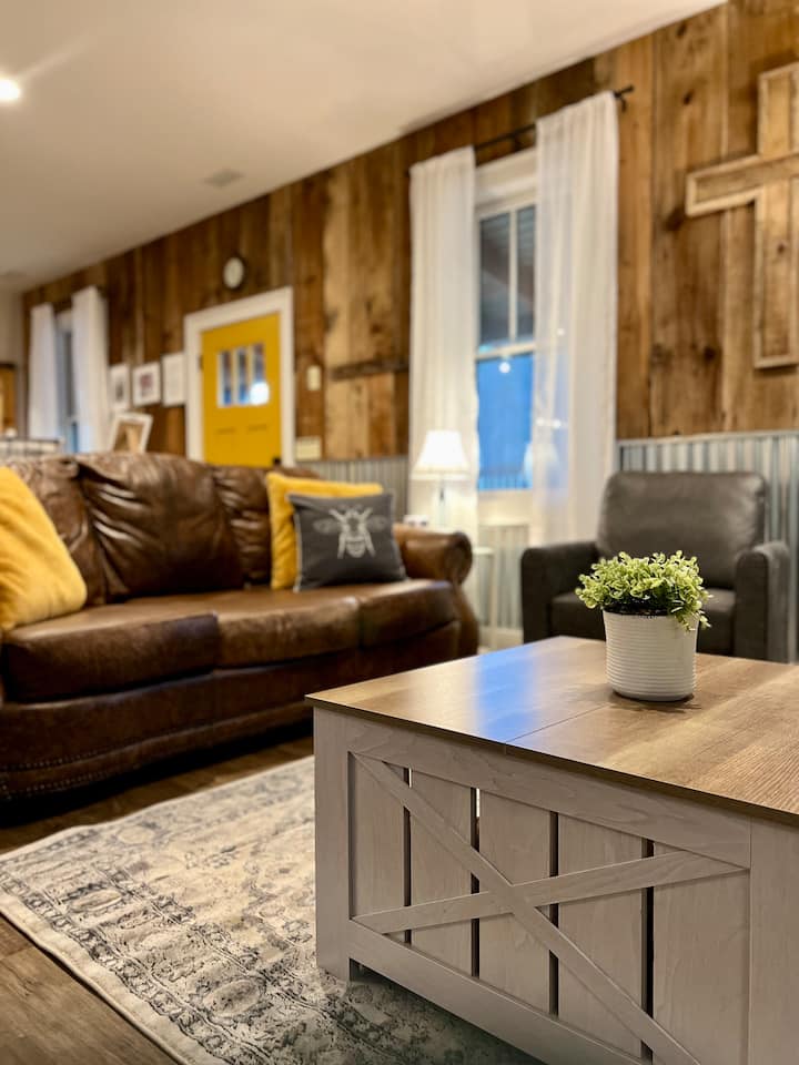 Sebule yetu ina kochi na viti 2 vya kucheza michezo ya ubao, kutazama meko, au kuungana na wapendwa