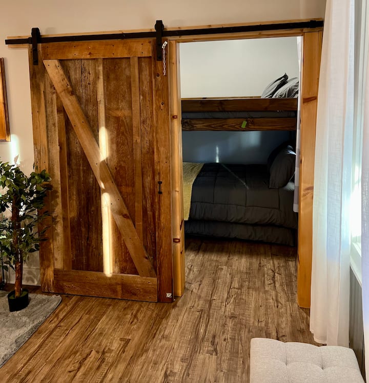 Mlango wa banda unaoteleza unaoelekea kwenye chumba cha kulala cha pili