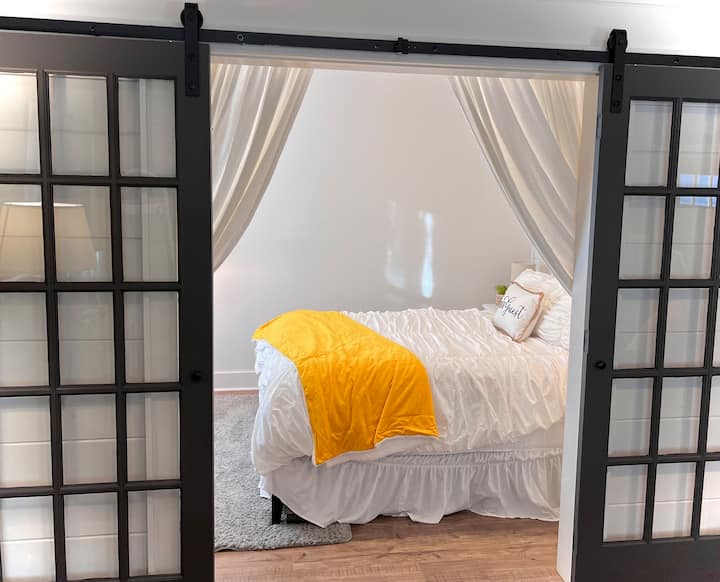 Milango ya Kifaransa mbali na sebule hadi kwenye chumba kikuu cha kulala