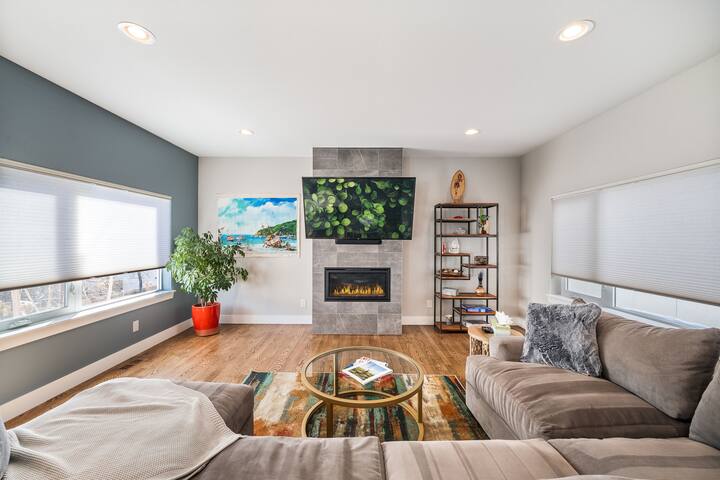 Luxury Home Downtown | Rooftop Deck | Hot Tub gallery image 4