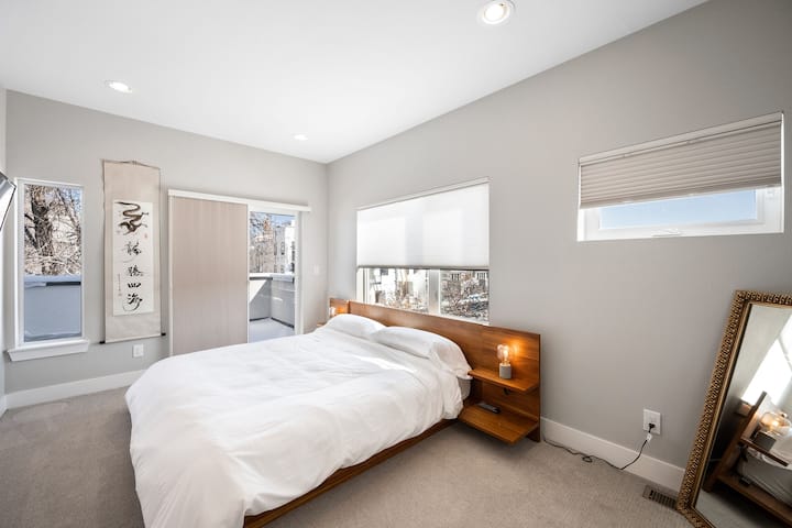 استمتع بالراحة المطلقة والهدوء في هذه الحالة الأساسية. استمتع بوفرة الضوء الطبيعي واستمتع بسرير فاخر بمقاس كبير! تحتوي غرفة النوم هذه على حمام داخلي لتوفير أقصى درجات الراحة. 