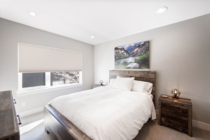 انغمس في مثال على الفخامة والاسترخاء في غرفة النوم الرئيسية في هذا البيت الريفي. يوفر هذا المنتجع الرائع ملاذًا واسعًا ومجهزًا بشكل جميل لراحتك القصوى. من السرير الفاخر الكبير إلى المفروشات الأنيقة.