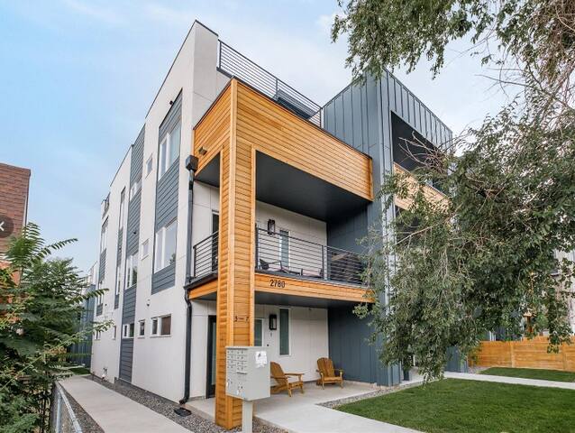 Luxury Home Downtown | Rooftop Deck | Hot Tub gallery image 3