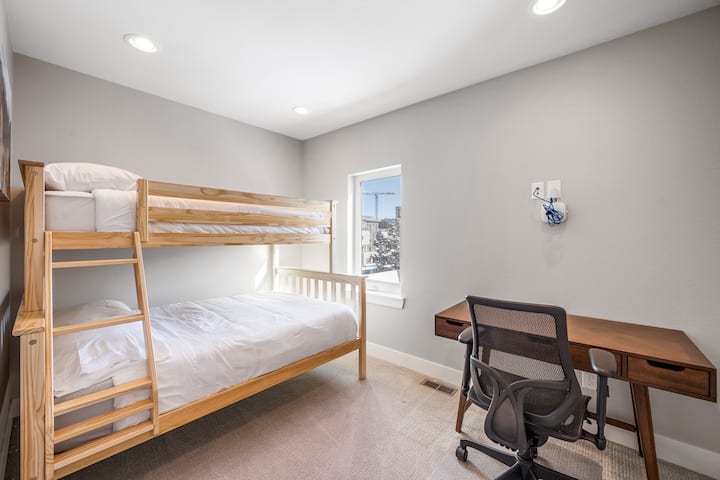 اكتشف المزيج المثالي من الوظائف والأناقة مع سرير بطابقين ومساحة عمل في هذا البيت الريفي. مثالية للعائلات أو أولئك الذين يبحثون عن أماكن إقامة متعددة الاستخدامات، يوفر السرير بطابقين ترتيبًا مريحًا وممتعًا للنوم.